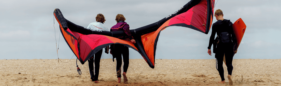 Jugendliche mit dem Kite am Strand