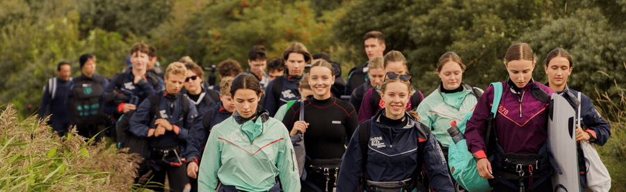 Teilnehmer des Kitecamps auf dem Weg zum Strand