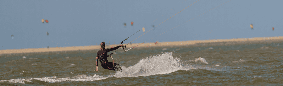 Kitesurferin im Wasser