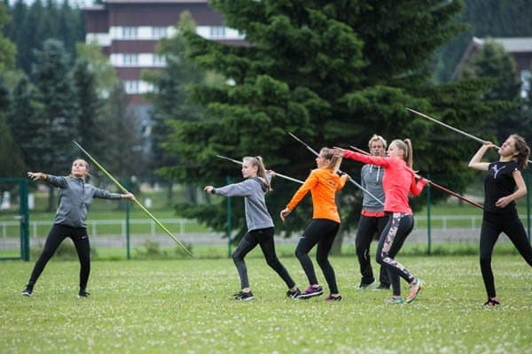 Mädchen beim Speerwerfen