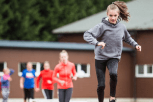 Mädchen läuft über Hürden im Leichtathletikcamp Rabenberg