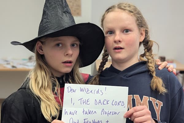 Zwei Mädchen in der Academy of Magic