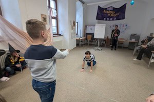 Ein Junge am zaubern