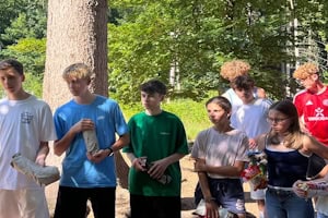 Gruppe vom Confidence und Englisch Camp im Wald mit Lunchpaketen