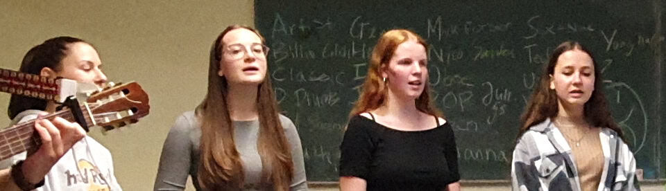 Gruppe beim Singen üben