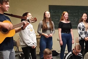 Gruppe am Proben im Musical und Englisch Camp