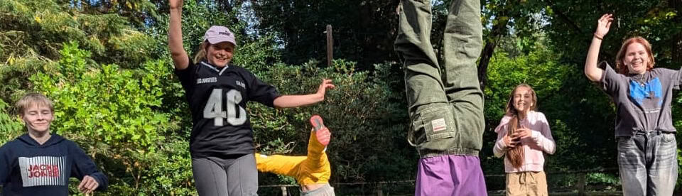 Gruppe draußen am Turnen