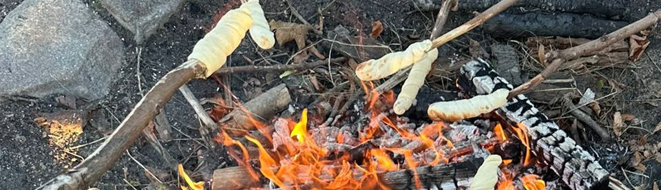 Stockbrott über dem Lagerfeuer