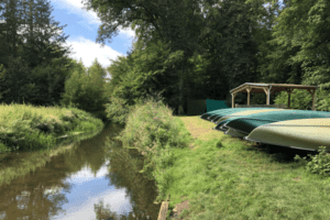 Anlegestelle an Fluss im Harry Potter Camp