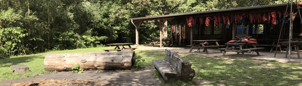 Feuerstelle und Hütte auf Wiese