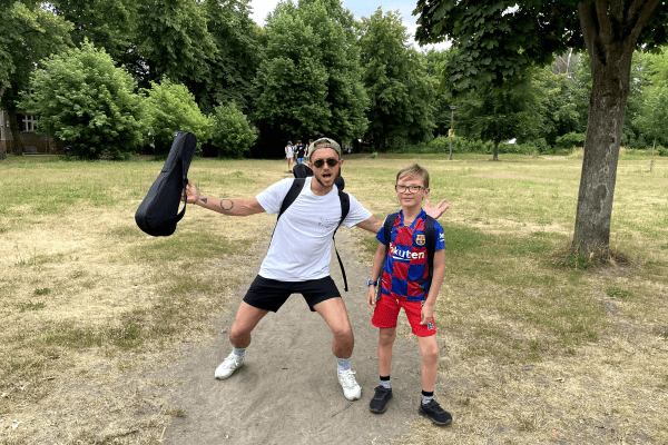 Teamer und Junge im Englisch Tagescamp Berlin