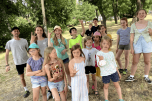 Gruppenfoto mit lachenden Kindern
