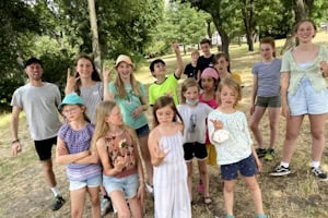 Gruppenbild jubelnde Gruppe im Englisch Tagescamp Prenzlauer Berg