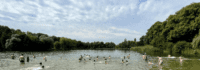 Blick auf badende Menschen im See