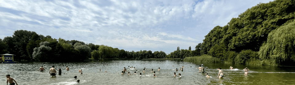 Blick auf badende Menschen im See