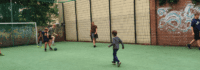 Kinder beim Fußball spielen