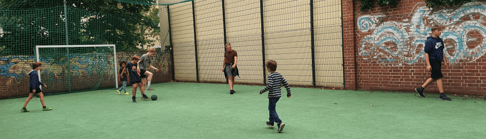 Kinder beim Fußball spielen