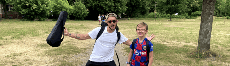 Betreuer und Kind auf der Wiese