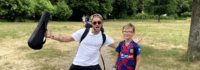 lachender teamer mit Jungen