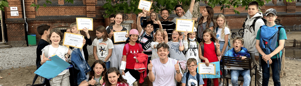 Gruppenbild wo Kinder Zertifikate hochhalten
