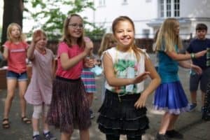 Mädchen tanzen und lachen in die Kamera bei LevelUp