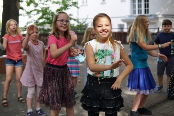 lachende und tanzende Mädchen im Tagescamp Rummelsberg