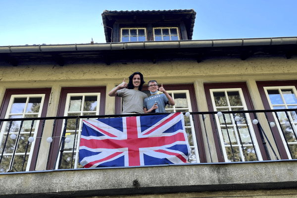 Teamer und Junge mit GB- Flagge im Englisch Feriencamp am Werbellinsee