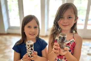 Zwei Mädchen mit gebsatelten Kunstwerken