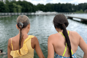 Englisch Feriencamp Werbellinsee - Zwei Mädchen springen in den See