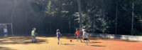 Kinder beim Fußball spielen