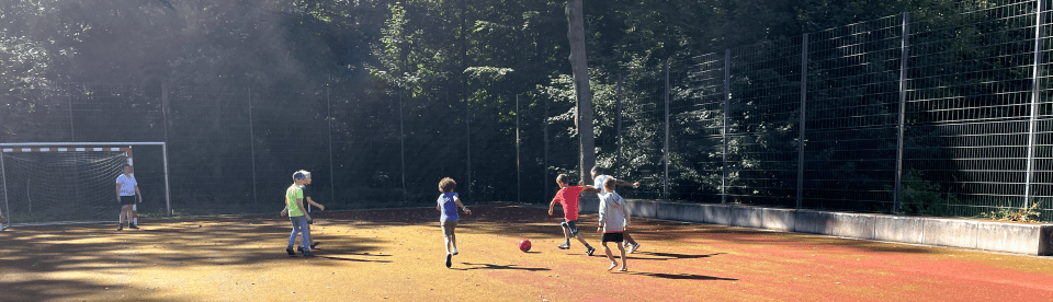 Kinder beim Fußball spielen
