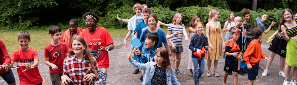 Kinder bei Gruppenspielen