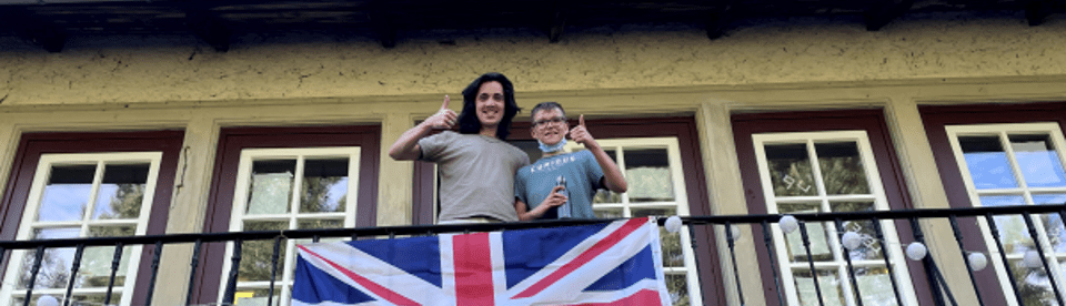 Teamer und Junge mit Großbrittanien Flagge