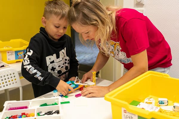 Kinder lernen Roboterprogrammierung im Roboter Camp München