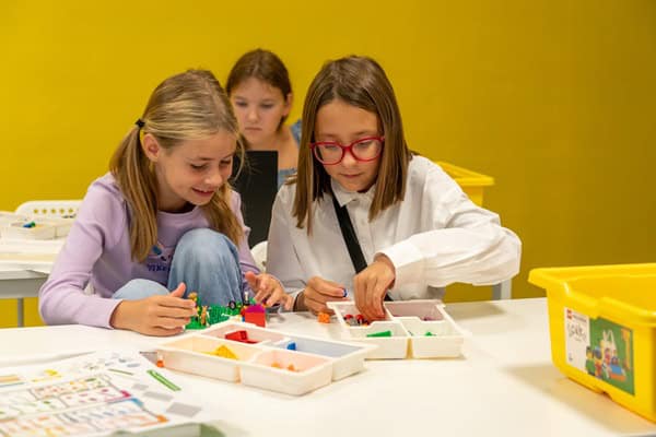 Kinder lernen Roboterprogrammierung im Roboter Camp Augsburg