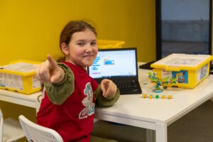 Mädchen hat Spaß im Roboter Camp in Berlin