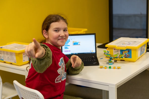 Mädchen hat Spaß im Roboter Camp in Berlin