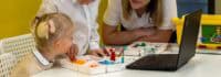 Kinder lernen im Roboter Camp