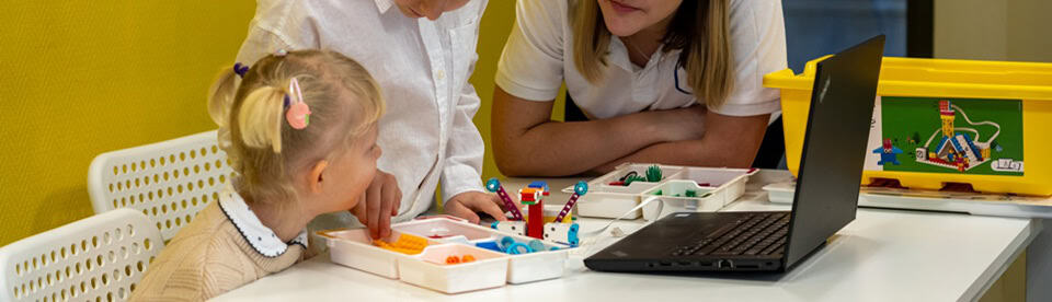 Kinder lernen im Roboter Camp