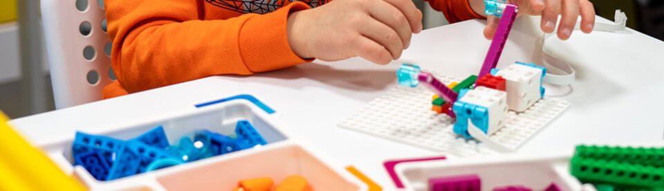 Kinder lernen im Roboter Camp