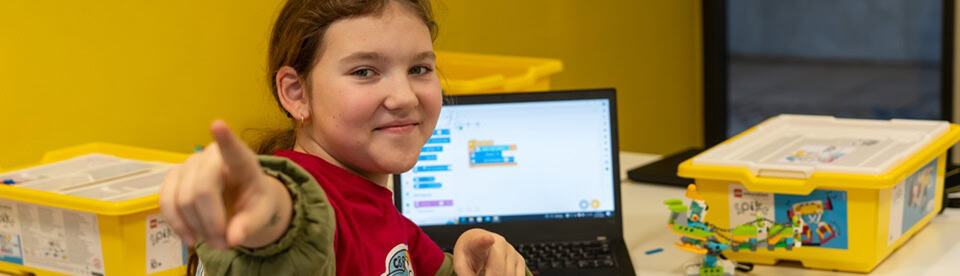 Kinder lernen im Roboter Camp