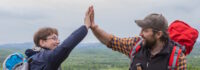 Vater und Sohn geben sich ein highfive