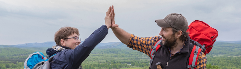 Vater und Sohn geben sich ein highfive