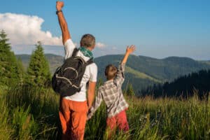 Vater und Sohn genießen die Aussicht