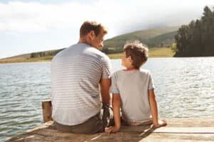Vater und Sohn unterhalten sich