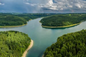 Aussicht auf das Wasser und die Inseln