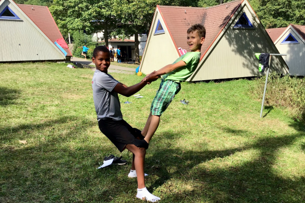 Turnen auf der Wiese beim Multisportcamp