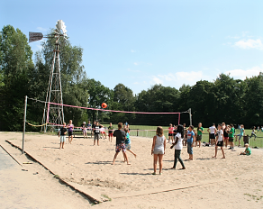 Jugendliche spielen Beachvolleyball in den Sommerferien in Baden-Württemberg