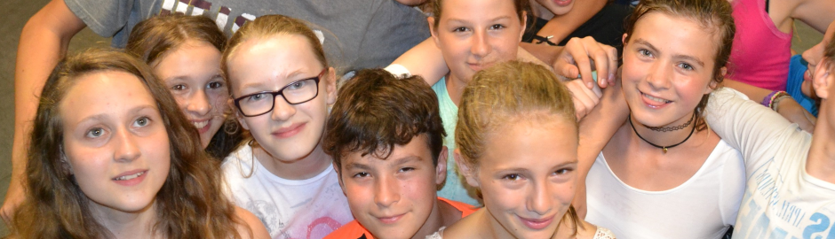 Kinder lachen in die Kamera