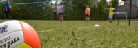 Kinder spielen auf der Wiese
